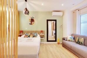 Departamento | Espacio para trabajar con laptop y tabla de planchar con plancha 