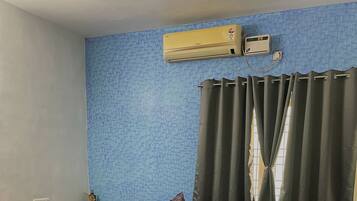 2 bedrooms, iron/ironing board, WiFi