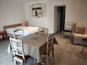 1 bedroom, bed sheets