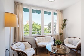 Smart TV - Discover Malaga: Apartment with 3 bedrooms, 2 bathrooms, terrace and close to the center. (Málaga)