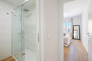 Dusche, Haartrockner, Bidet, Handtücher