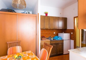 Apartment | Dining - Apartments Neve - Two-bedroom Apartment With Balcony and Sea View (Dubrovnik)