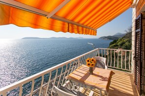 Apartment | Outdoor dining - Apartments Neve - Two-bedroom Apartment With Balcony and Sea View (Dubrovnik)