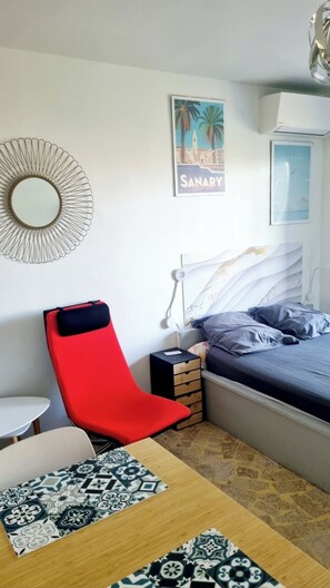 1 bedroom, iron/ironing board, WiFi, bed sheets - 30 m2 apartment. Located 9 minutes' walk from the port, city center and beaches. (Sanary-sur-Mer)