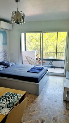 30 m2 apartment. Located 9 minutes' walk from the port, city center and beaches.