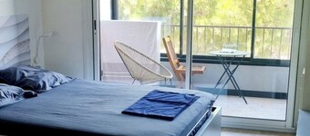 30 m2 apartment. Located 9 minutes' walk from the port, city center and beaches.