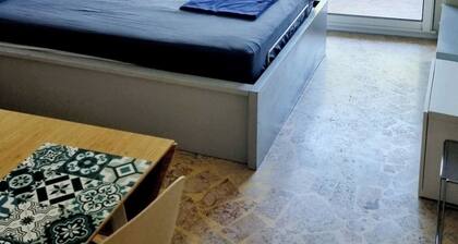 30 m2 apartment. Located 9 minutes' walk from the port, city center and beaches.