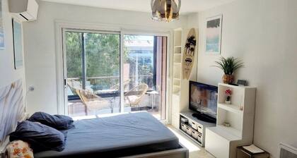 30 m2 apartment. Located 9 minutes' walk from the port, city center and beaches.