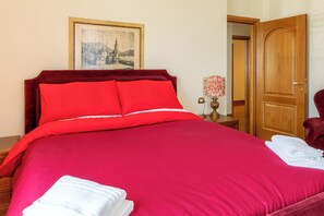 2 quartos, ferros/tábuas de passar roupa, berço de viagem