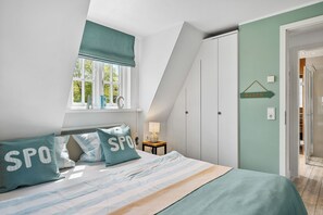4 slaapkamers, een strijkplank/strijkijzer, gratis wifi, beddengoed