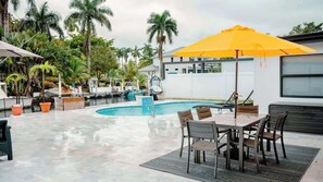 A heated pool - Bimini Bliss: Waterfront Pool Retreat By Dream Vacation (Fort Lauderdale)