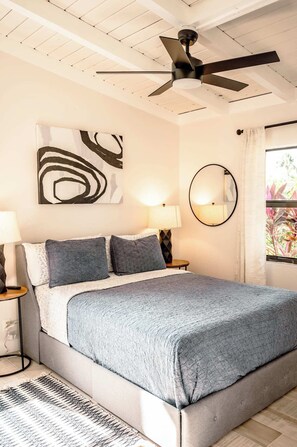 3 quartos, escrivaninha, ferros/tábuas de passar roupa, berço de viagem