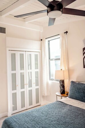 3 habitaciones, tabla de planchar con plancha y cuna de viaje 