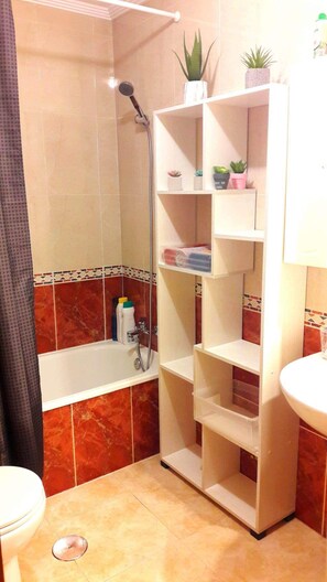 Haartrockner, Handtücher, Seife, Toilettenpapier