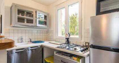 Cottage with enclosed garden near beaches, pets welcome
