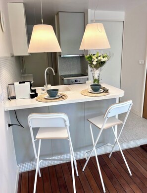 Fridge, microwave, oven, stovetop - croisette/parking/elegant private garden cocoon  (Cannes)