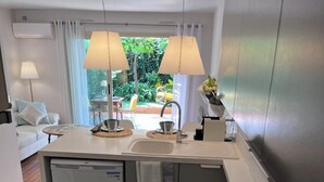 コーヒー / ティーメーカー、冷蔵庫、電子レンジ、オーブン
