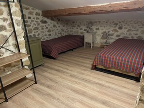 2 bedrooms, iron/ironing board, WiFi, bed sheets - Gite in superb stone farmhouse in idyllic setting, 10 minutes from beaches. (Le Castellet)