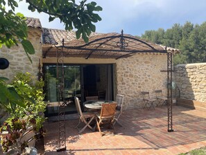 Outdoor dining - Gite in superb stone farmhouse in idyllic setting, 10 minutes from beaches. (Le Castellet)