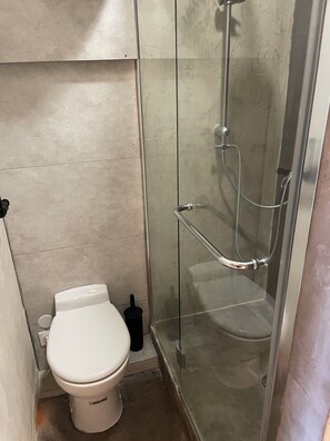 Shower, hair dryer, towels, toilet paper - Gite in superb stone farmhouse in idyllic setting, 10 minutes from beaches. (Le Castellet)