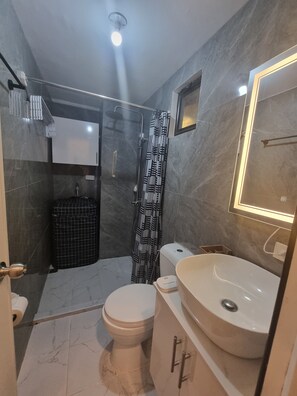 Bidet, Handtücher, Toilettenpapier