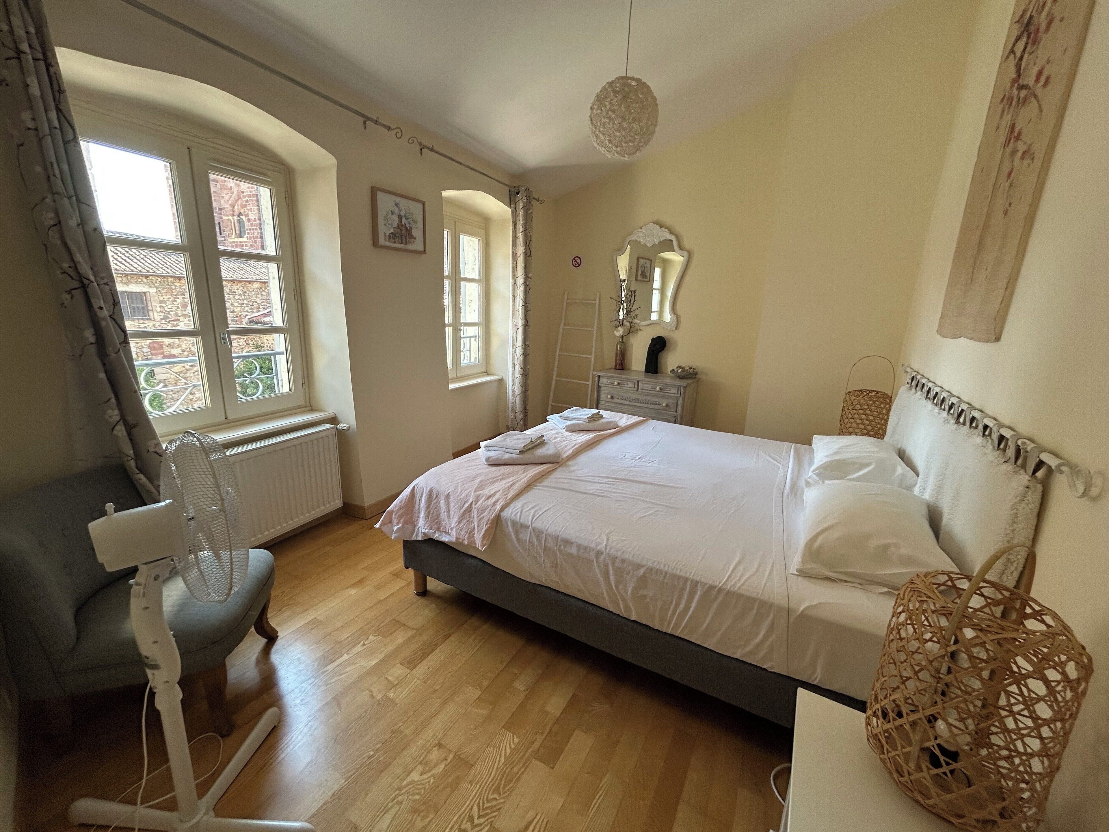 6 chambres, fer et planche à repasser, lit parapluie, Wi-Fi gratuit