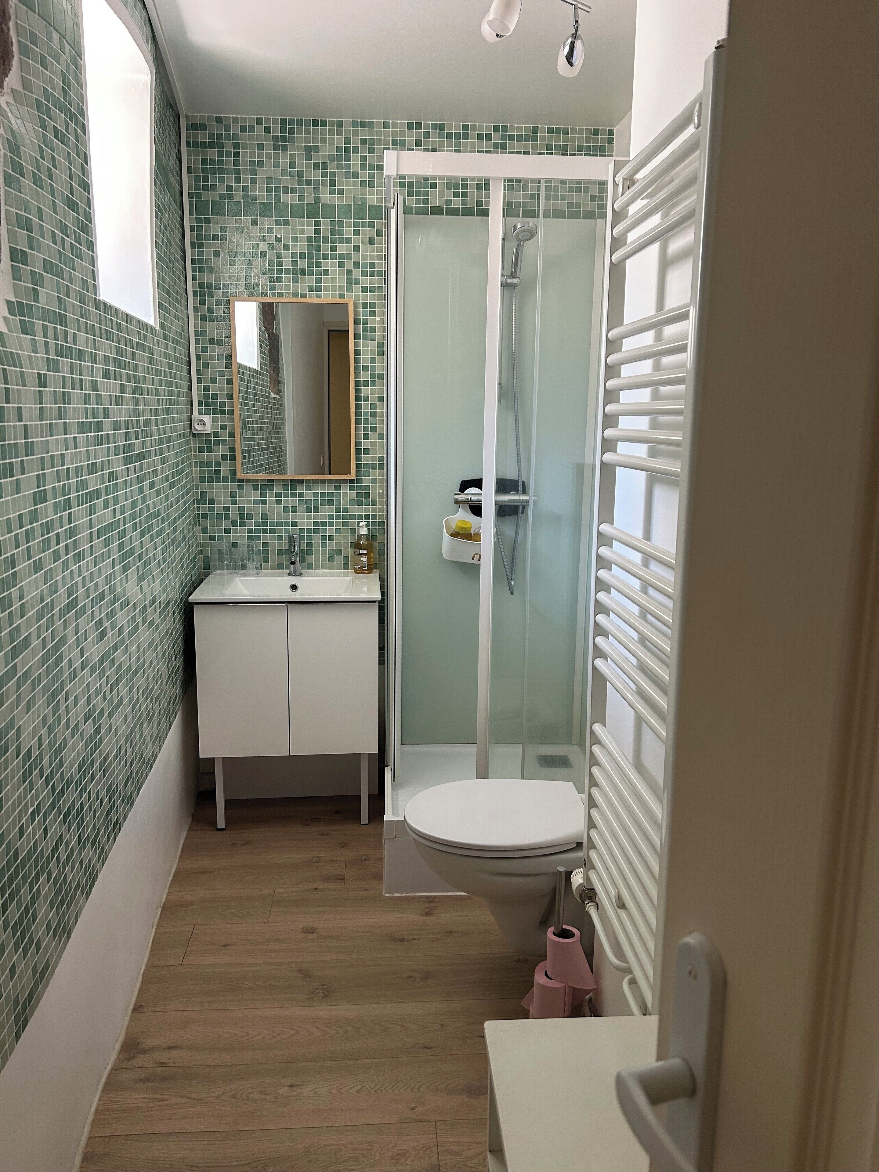Un baño con ducha, lavamanos e inodoro.
