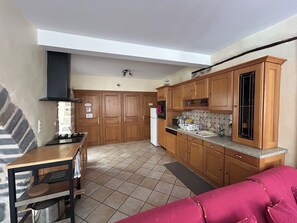 Réfrigérateur, four à micro-ondes, un four, surface de cuisson