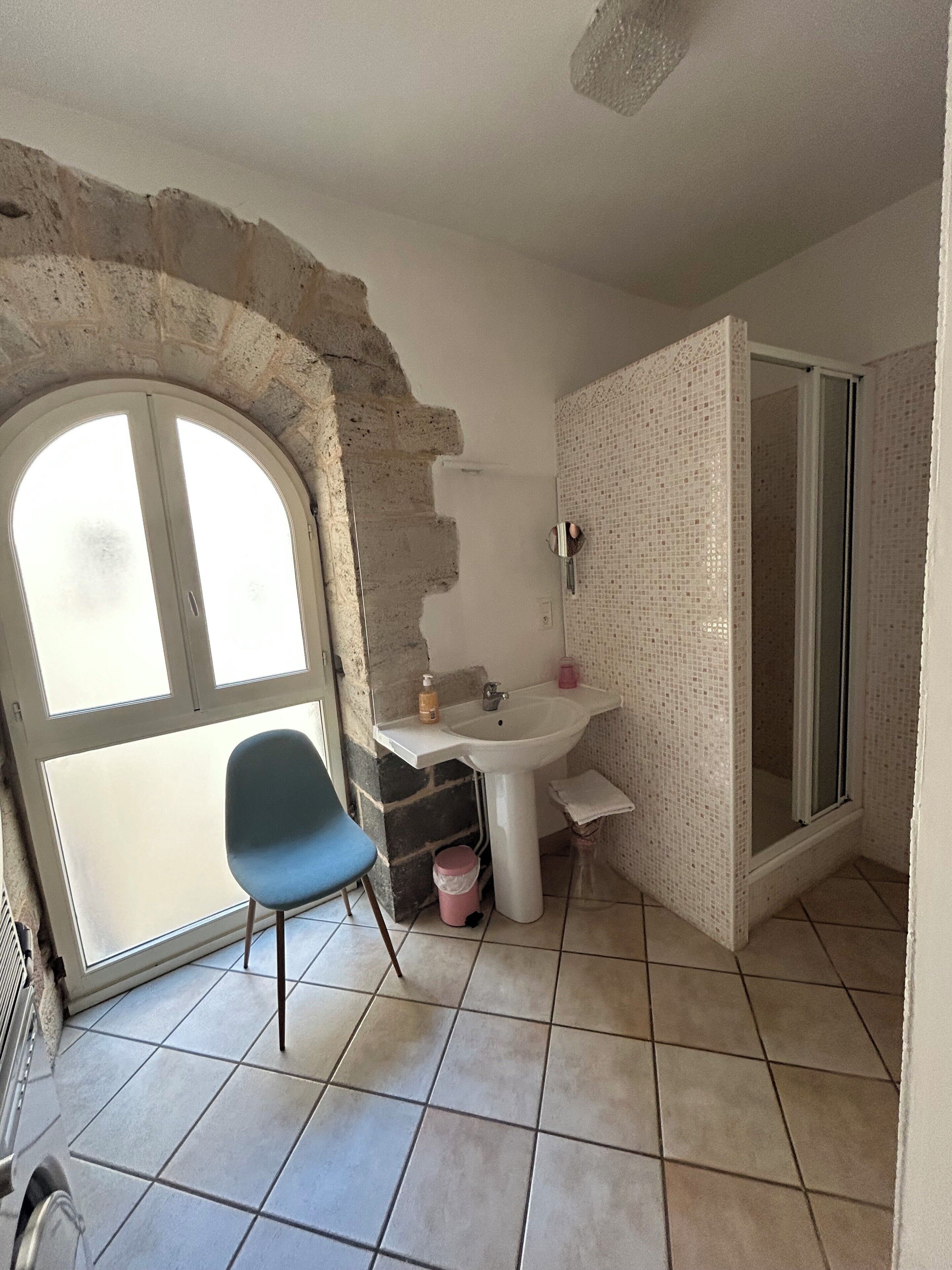 Regadera, secadora de cabello, toallas, jabón 