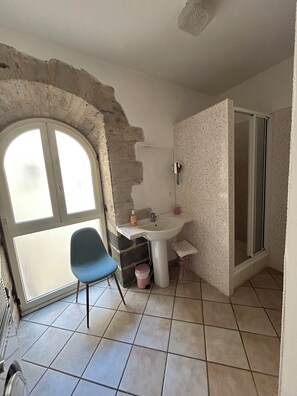 Shower, hair dryer, towels, soap - 6 Bedroom Private vacation home in Brioude (Brioude)