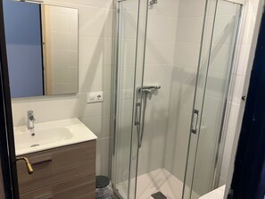 Douche, sèche-cheveux, serviettes fournies, savon