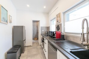 Kjøleskap, mikrobølgeovn, ovn og kokeplater