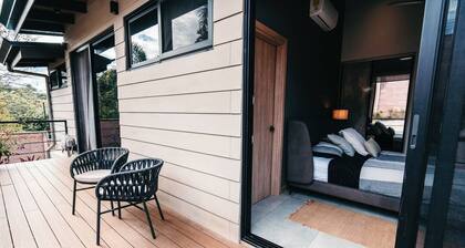 Retreat in Atenas, Calle Coyoles. 4 bedrooms, kitchen, parking, pool, and jacuzzi.