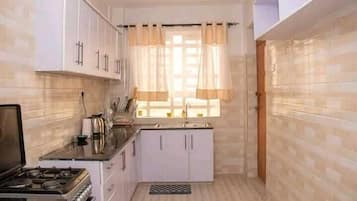 Căn hộ phong cách cổ điển, quang cảnh thành phố | Bếp riêng | Tủ lạnh, lò vi sóng, dụng cụ nấu nướng/bát dĩa/dao nĩa