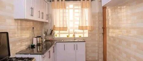 Refrigerador, microondas, utensilios de cocina