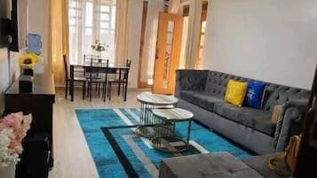 Apartamento clássico, vista para a cidade | Área de estar | Smart TV 24 polegadas com canais digitais