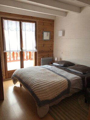 3 bedrooms, desk, iron/ironing board, travel cot