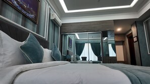 A modern hotel room with a large bed, a ceiling light, a window with curtains, and a mirror. - Huayue Mansion Hotel (Tashkent)