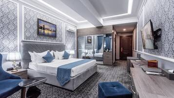 Caja de seguridad en la habitación y espacio para trabajar con laptop