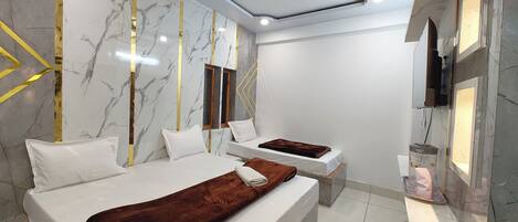 Deluxe Triple Room | In-room safe, soundproofing, free WiFi, bed sheets