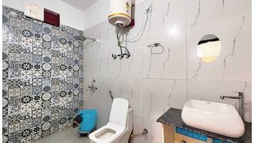 Deluxe Triple Room | Bathroom | Shower, rainfall showerhead, free toiletries, slippers