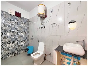 Kolmen hengen deluxe-huone | Kylpyhuone | Suihku, sadesuihkupää, ilmaiset hygieniatuotteet, tohvelit