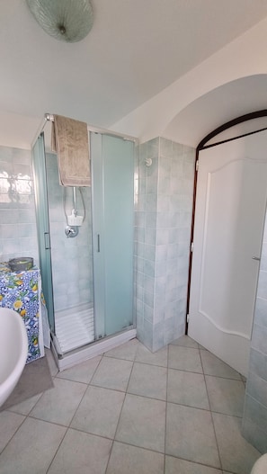 Douche, sĂšche-cheveux, bidet, serviettes fournies
