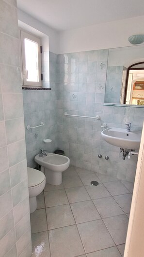 Shower, hair dryer, bidet, towels - THE LITTLE HOUSE LA CONCA (Conca dei Marini)