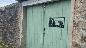 Una puerta de madera verde con un letrero que dice "The UNIK ARLENS".