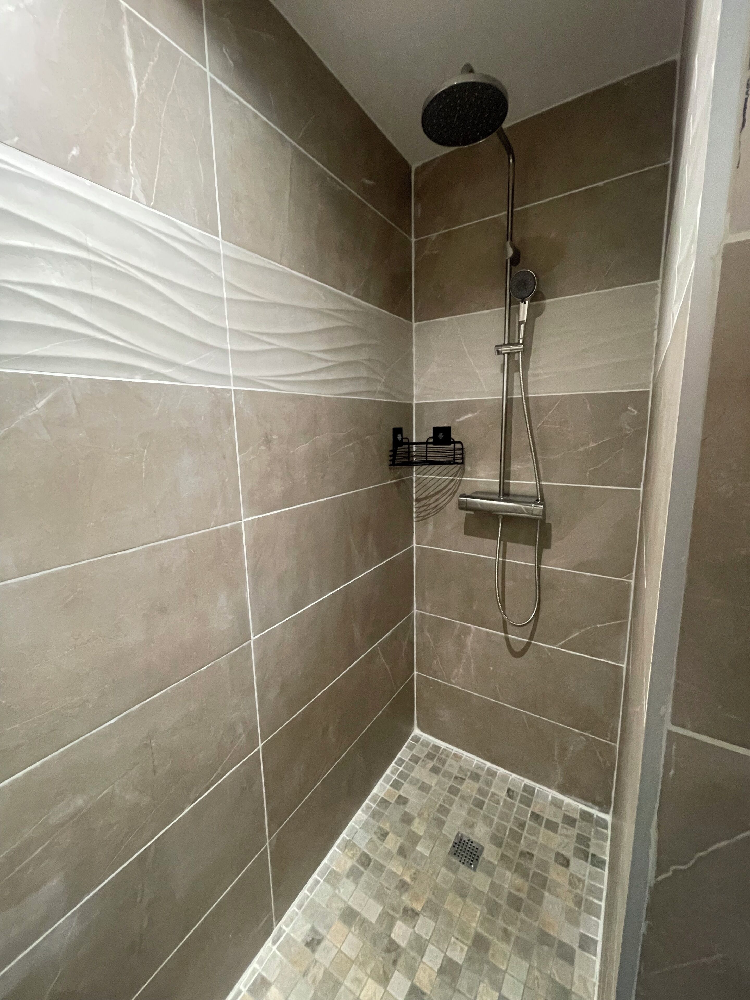 Een douche, een haardroger, handdoeken, zeep