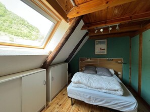 Iron/ironing board, travel cot
