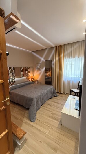 2 quartos, ferros/tábuas de passar roupa, berço de viagem