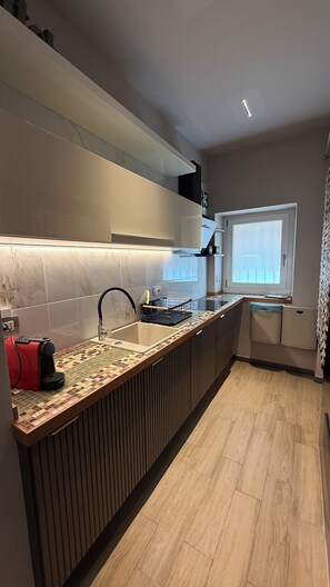 Køleskab, mikrobølgeovn, kogeplade, kaffe-/temaskine