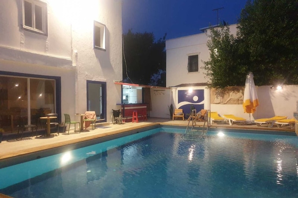 Una piscina al aire libre de temporada